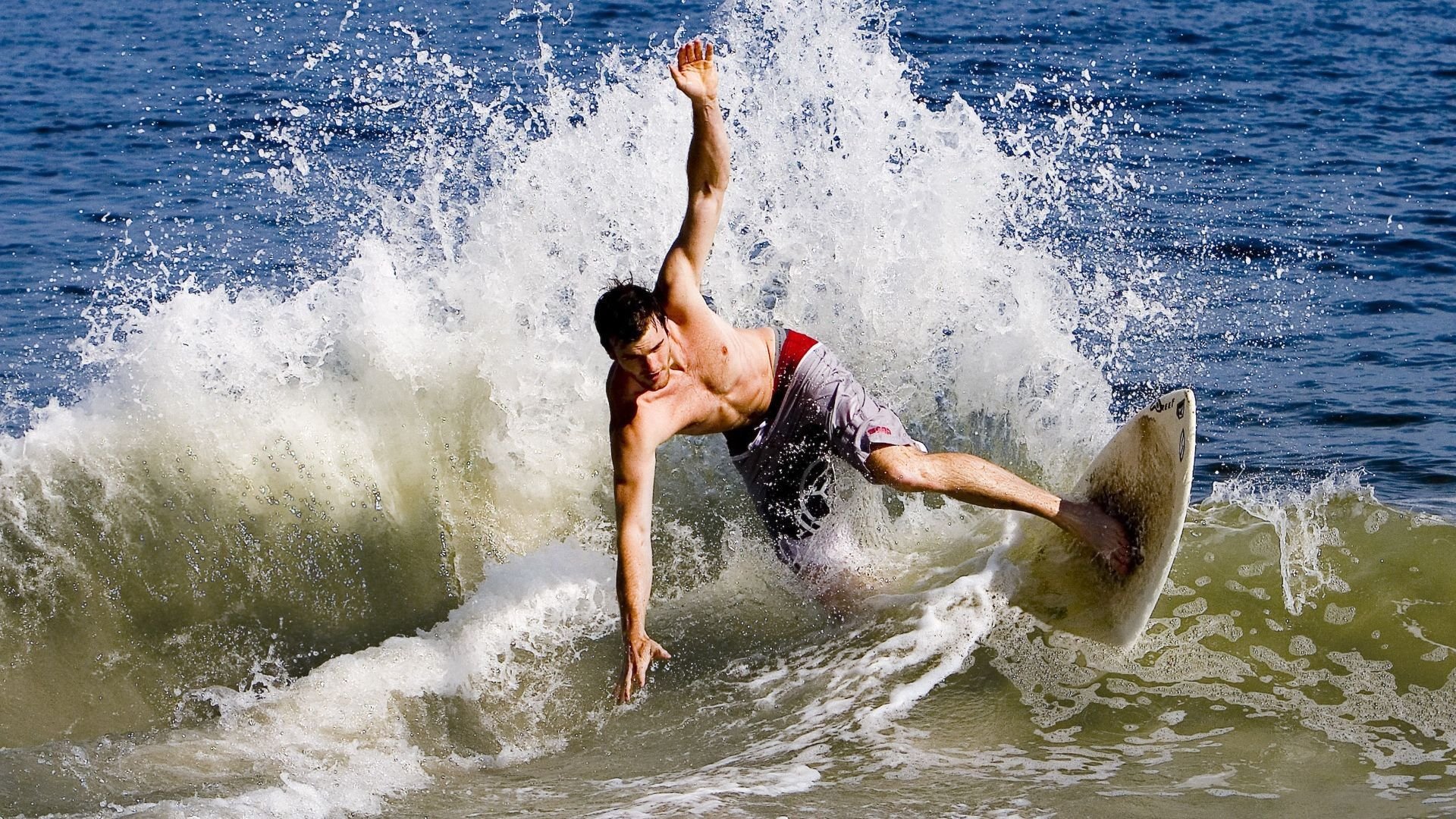 爱游戏娱乐平台-麦基翁200米仰泳决赛技压群芳，游泳名将麦基翁