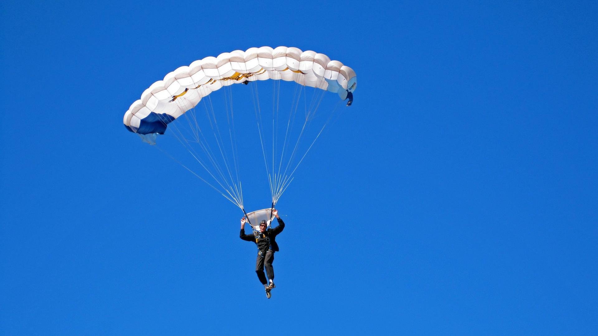 爱游戏电竞官网-_运动员专访：背后的训练故事与未来目标_，运动员刻苦训练的故事